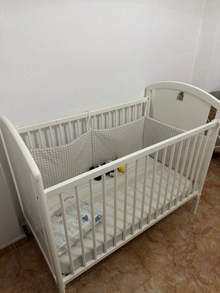 Cuna blanca bebé