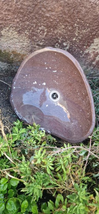 Pica de piedra marrón para baño o jardín