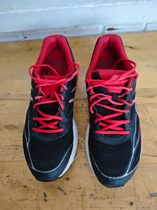Zapatillas Asics Negras y Rojas