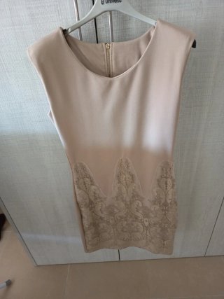 Vestido beige con cremallera y hombreras