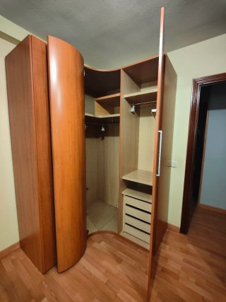Urge venta de armario de esquina de madera