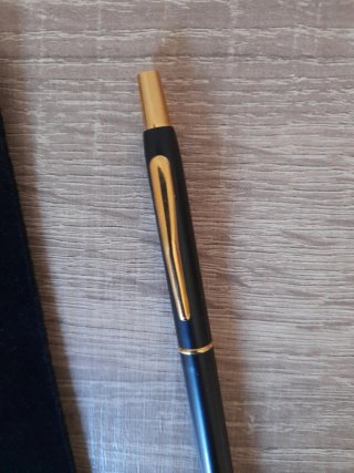 Bolígrafo negro y dorado con funda