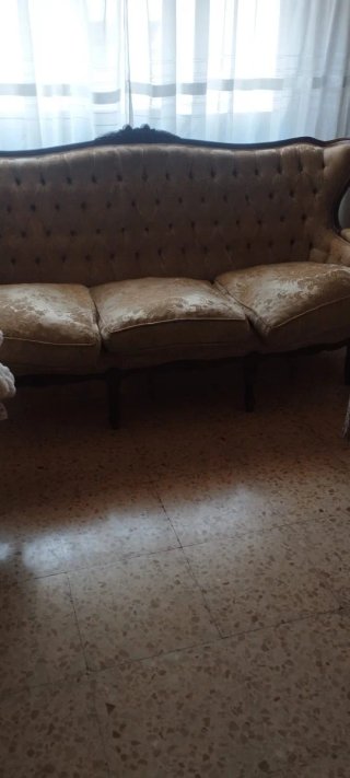 Sofá antiguo de época en tela y madera