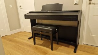 Piano Digital Roland RP501R y banqueta de regalo.