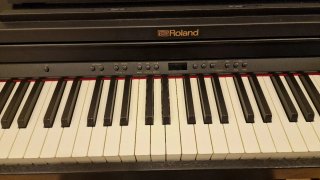 Piano Digital Roland RP501R y banqueta de regalo.