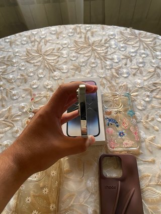 iPhone 14 Pro Blanco + 4 Fundas