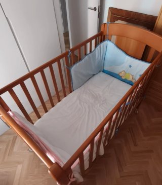 Cuna de madera con colchón