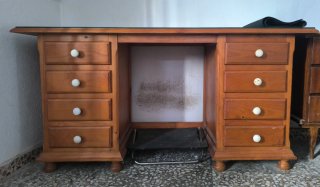 Escritorio de madera con cajones y cristal