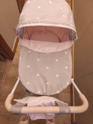 Cochecito de muñecas rosa con estrellas