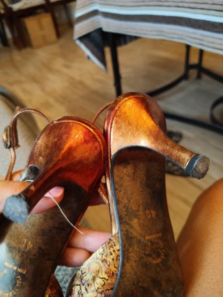 Zapatos de tacón Lodi dorados y negros