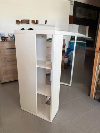 Mesa alta con almacenamiento