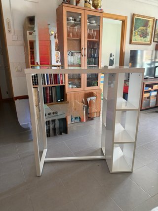 Mesa alta con almacenamiento