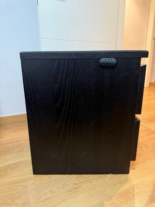 Mesita de noche de madera negra
