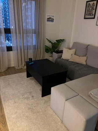 Mesa de centro elevable negra y madera