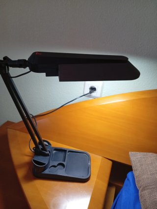 Flexo de escritorio negro y rojo