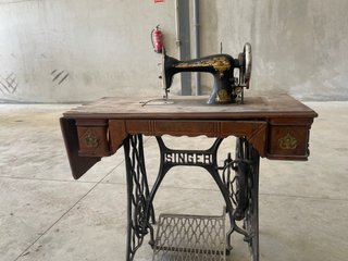 Máquina de coser Singer antigua