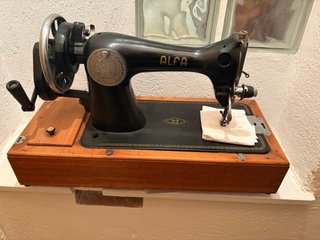 Máquina de coser Alfa años 50 de manivela