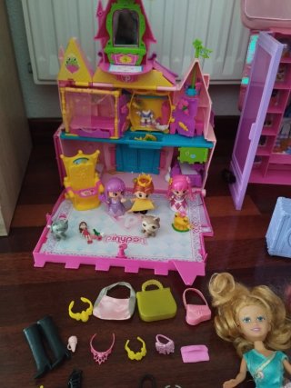 Lote de muñecas y casitas de juguete