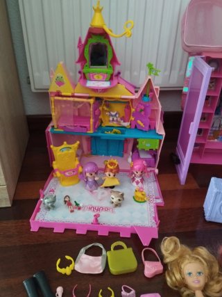 Lote de muñecas y casitas de juguete