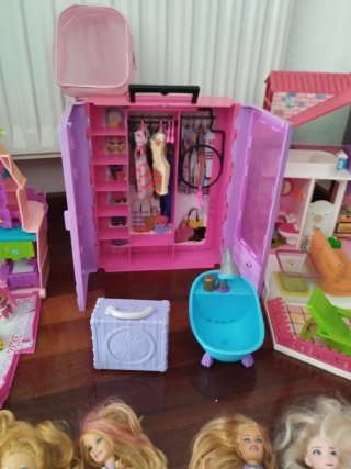 Lote de muñecas y casitas de juguete