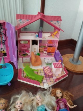 Lote de muñecas y casitas de juguete