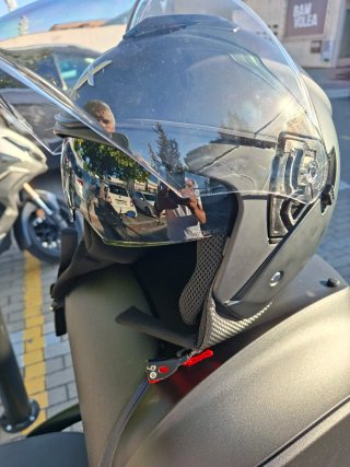 Casco Jet Moto Negro marca X Helmets.