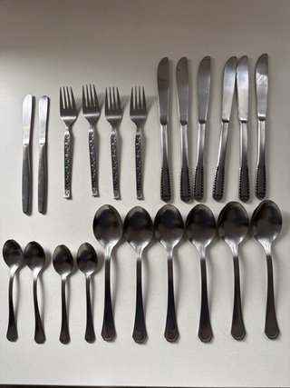 Juego de cubiertos de metal plateado