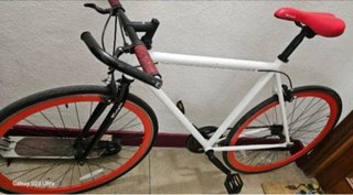 Bicicleta blanca con ruedas naranjas