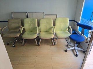 3 sillones de piel y 2 sillas de oficina