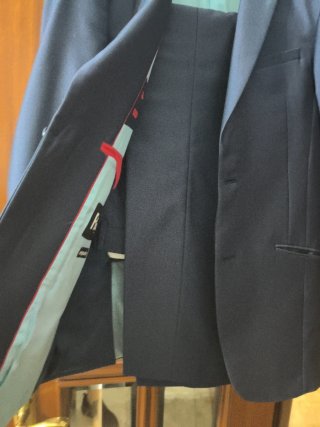 Traje de chaqueta azul para hombre muy juvenil