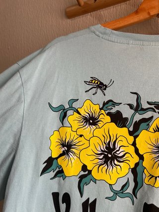 Camiseta Bershka azul con estampado