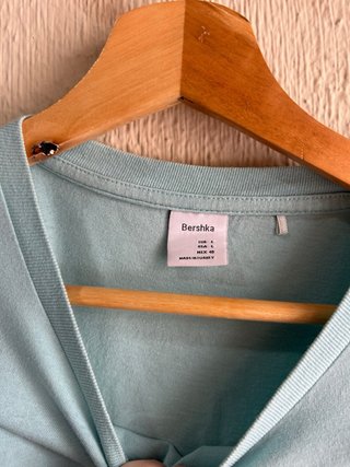 Camiseta Bershka azul con estampado