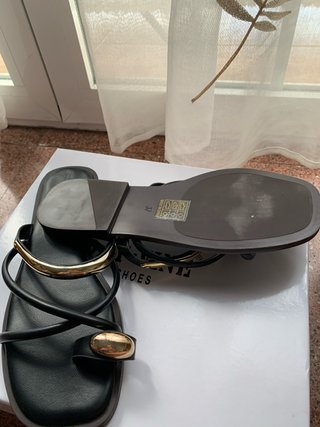 Chanclas mujer negras con detalle dorado