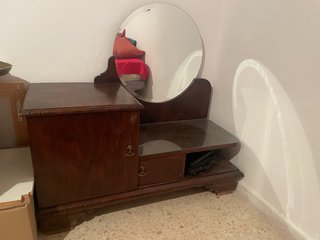 Tocador antiguo de madera con espejo