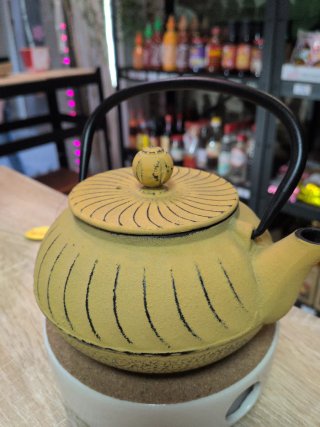 Tetera de hierro fundido amarilla