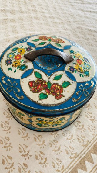 Caja de galletas antigua decorada