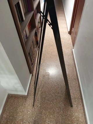 Espejo de pie negro y marrón