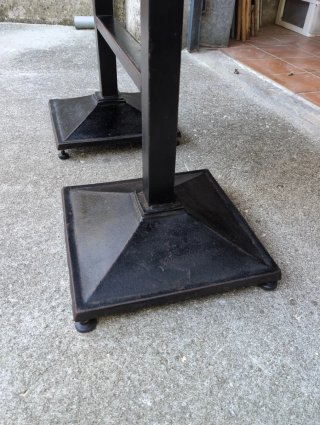 Mesa de forja y cristal negro