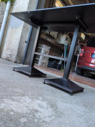Mesa de forja y cristal negro