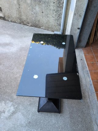 Mesa de forja y cristal negro