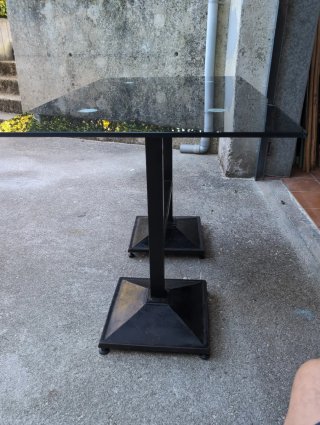 Mesa de forja y cristal negro