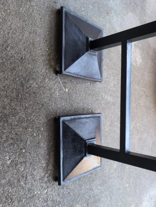 Mesa de forja y cristal negro