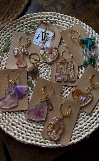 Llaveros personalizados resina flores