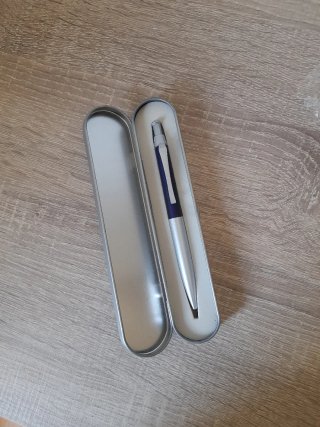 Elegante bolígrafo metálico con estuche