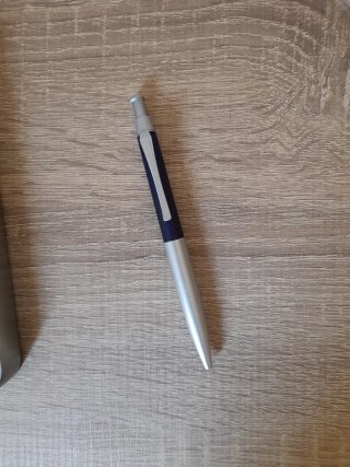 Elegante bolígrafo metálico con estuche