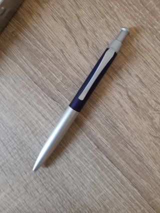 Elegante bolígrafo metálico con estuche