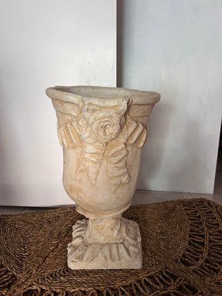 Maceta de piedra con diseño floral