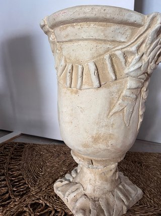 Maceta de piedra con diseño floral