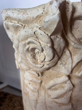 Maceta de piedra con diseño floral