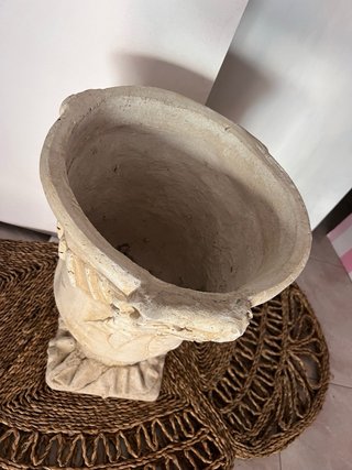 Maceta de piedra con diseño floral